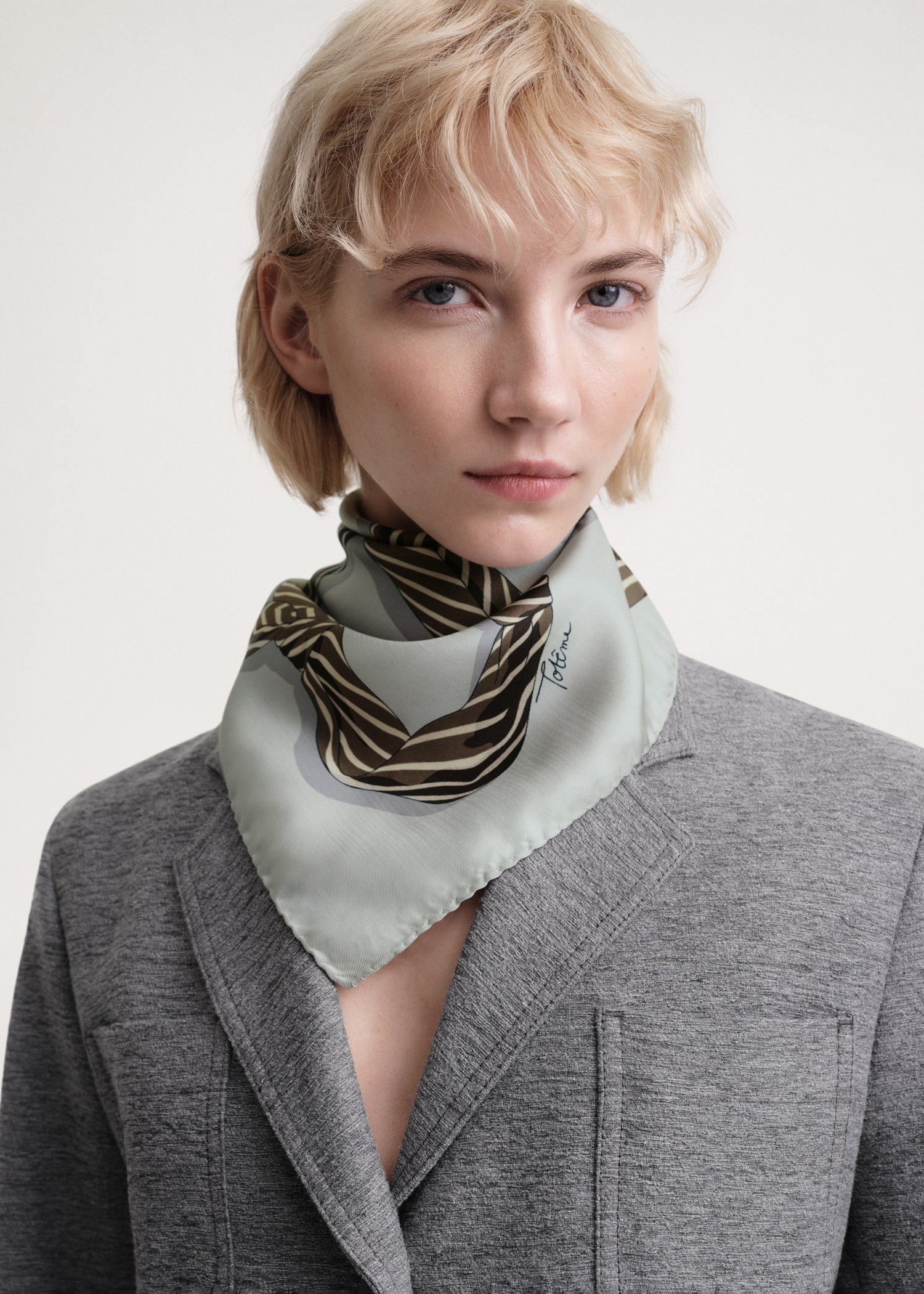 Knotted monogram wool silk blanket scarf silver grey – TOTEME