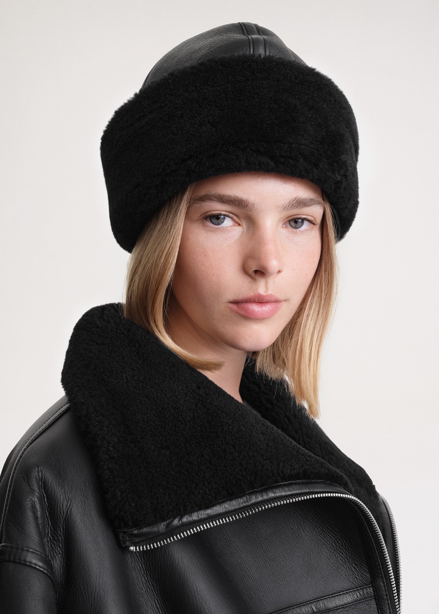 Shearling winter hat black – Totême