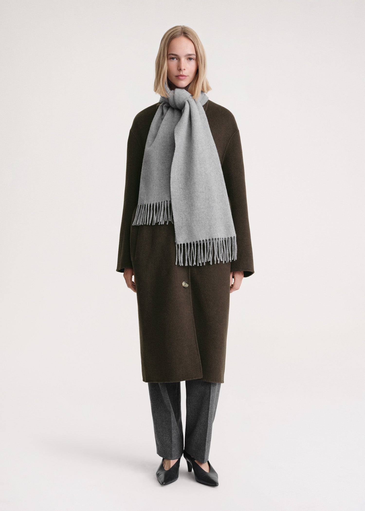 Classic wool scarf light grey mélange – Totême