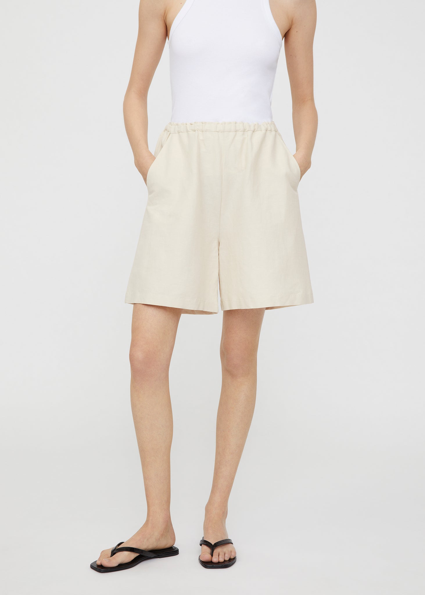 Stretch linen shorts cava – Totême