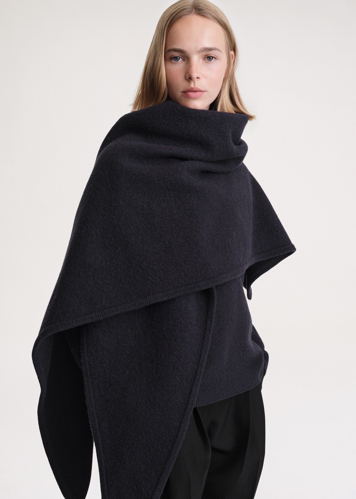 Maxi wool triangle scarf navy – TOTEME