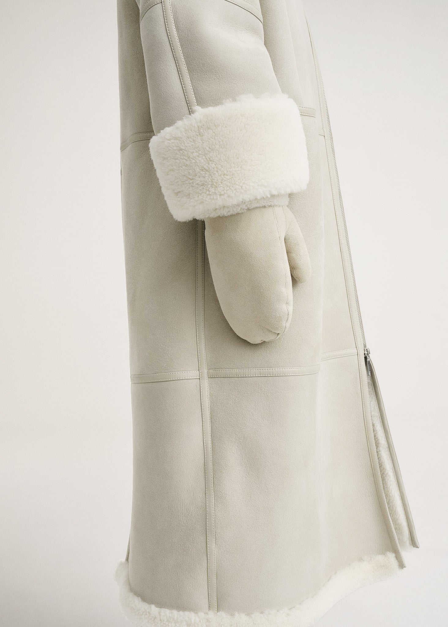 Suede shearling mittens macadamia