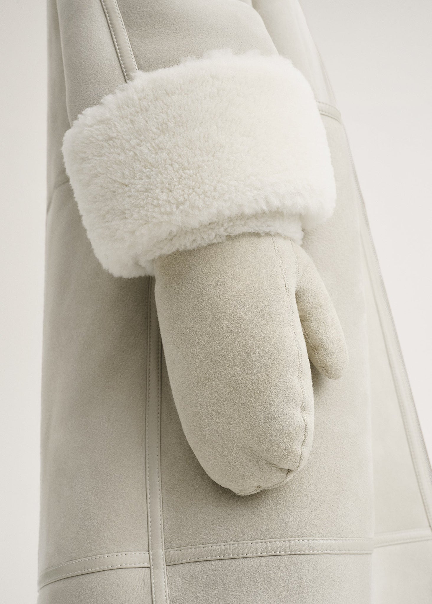 Suede shearling mittens macadamia